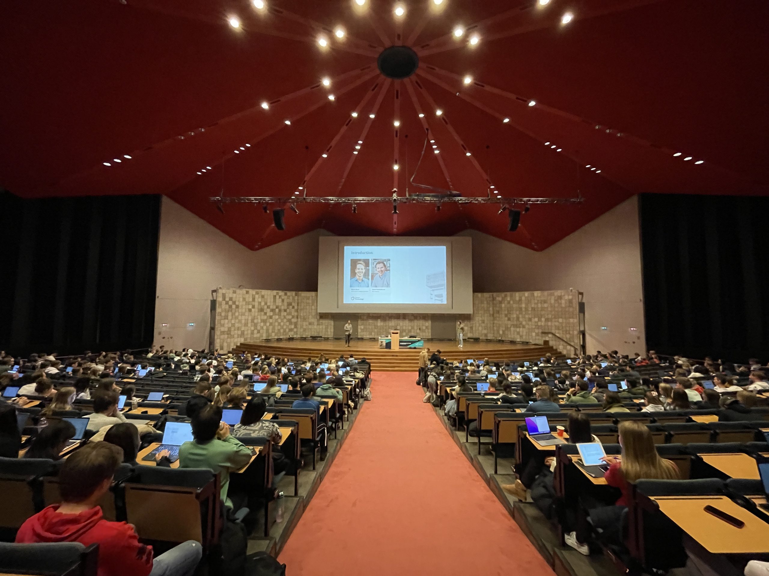 Gastcollege Hyperautomation aan 1.000 studenten op de Erasmus Universiteit Rotterdam